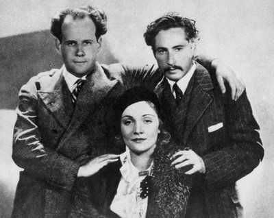 Sergei Eisenstein (1898-1948) con Marlene Dietrich (1901-92) y Joseph Sternberg (1894-1969) en 1930, de Serge Eisenstein, Reflexiones de un Cineasta, publicado en Moscú, 1958 de Russian Photographer